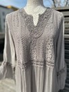 Taupe silkekjole thumbnail
