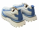 Lyseblå og hvit sneakers thumbnail