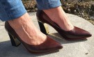 Mørk brun pumps med gull thumbnail