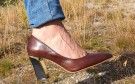 Mørk brun pumps med gull thumbnail