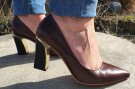 Mørk brun pumps med gull thumbnail