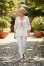 Cremehvit bluse m rosa broderinger thumbnail