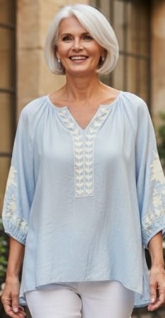 Lyseblå bluse m cremehvite broderinger