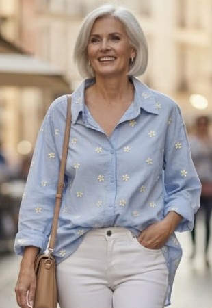 Lyseblå bluse m prestekrager