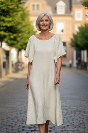 Creme rundhalset viskosekjole