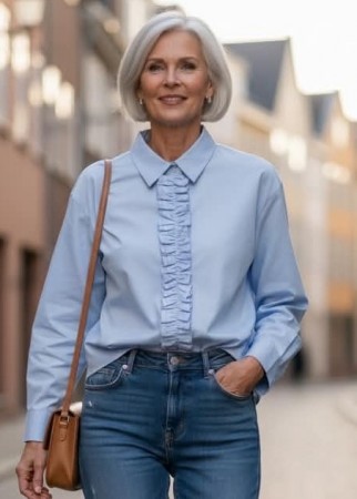 Lyseblå bluse m rysjer