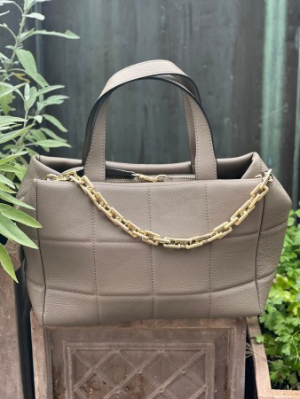 Taupe skinnveske 