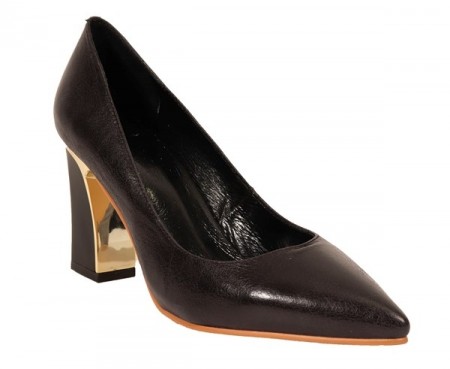 Sort pumps med gull