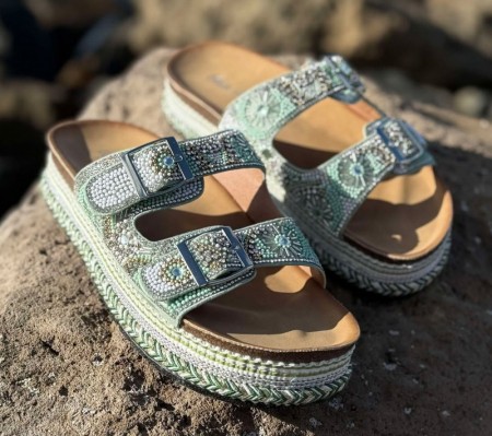 Svakt grønn sandal