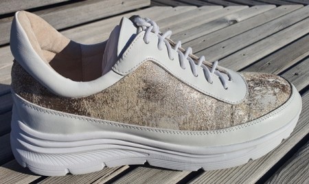 Gull og hvit sneakers