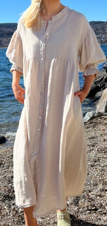 Lang kjole m puffermer, beige