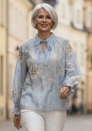 Lyseblå bluse m gulltråder