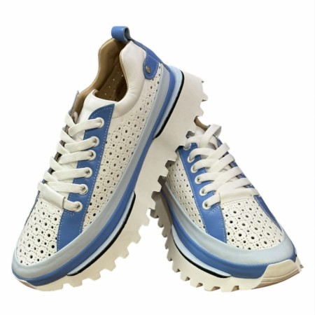 Lyseblå og hvit sneakers