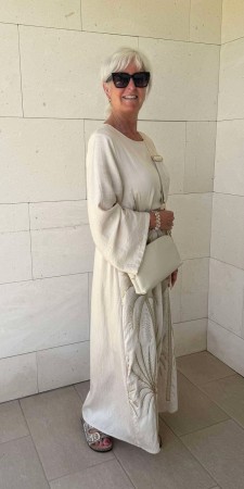 Creme kjole m broderier og rund hals