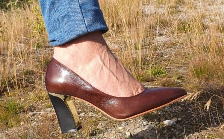 Mørk brun pumps med gull