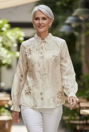 Cremefarget bluse m gulltråder