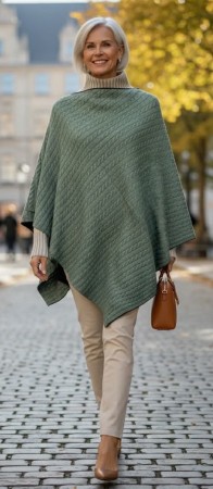 Grønn poncho, smale fletter