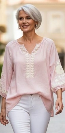 Rosa bluse m cremehvite broderinger
