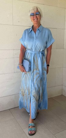 Lyseblå kjole m broderier
