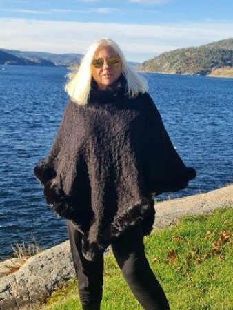 Sort strikket poncho