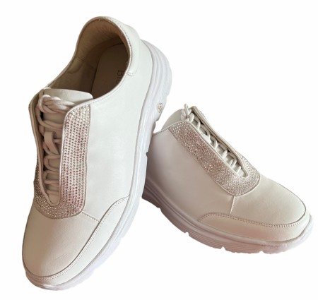 Hvit sneakers med matchende stener