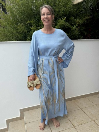 Lyseblå kjole m broderier og rund hals