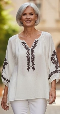Cremehvit bluse m brune broderinger