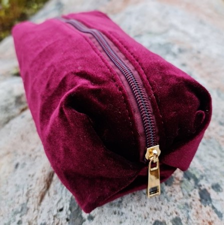 Burgunder fløyles sminkepung, smal