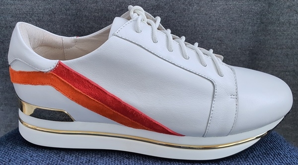 Hvite sneakers med striper på siden | Bibba.no klær, sko Marine sneakers | Bibba.no klær, sko, vesker og tilbehør i